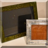 D27. 2 Frames.